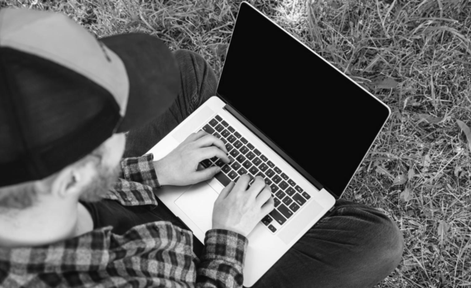 Ambiente di lavoro collaborativo durante una sessione di sviluppo game design con strumenti professionali